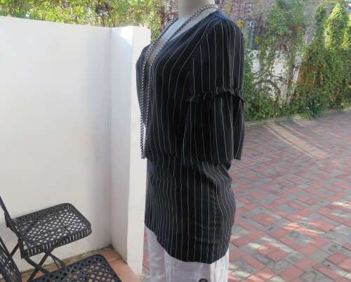 Adorable black/white vertical striped viscose top.V neck.Frilled sleeves.Size 32/8 by EDITION.As new