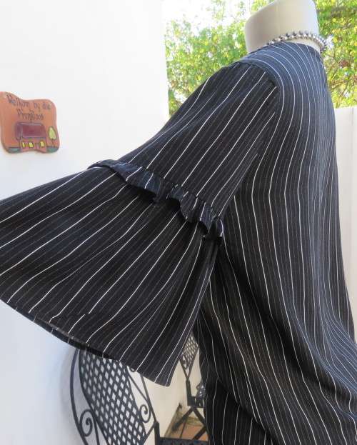 Adorable black/white vertical striped viscose top.V neck.Frilled sleeves.Size 32/8 by EDITION.As new