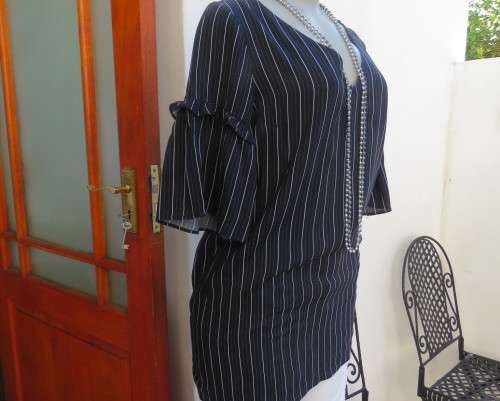 Adorable black/white vertical striped viscose top.V neck.Frilled sleeves.Size 32/8 by EDITION.As new