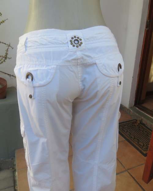 Snow white cropped fashion pants by OBR Jeanswear size 34/10.Pockets galore.Low rise.As new