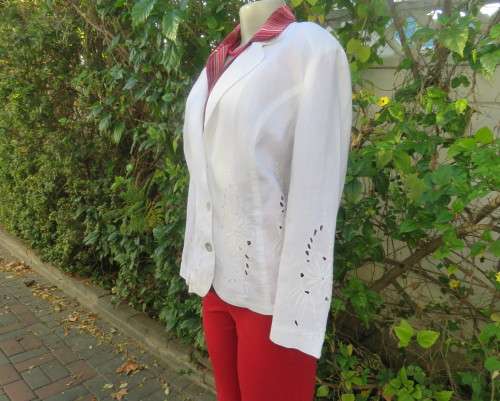 Dream long sleeve white 100% linen jacket richly embroidered by QUEENSPARK size 40/16.New condition.