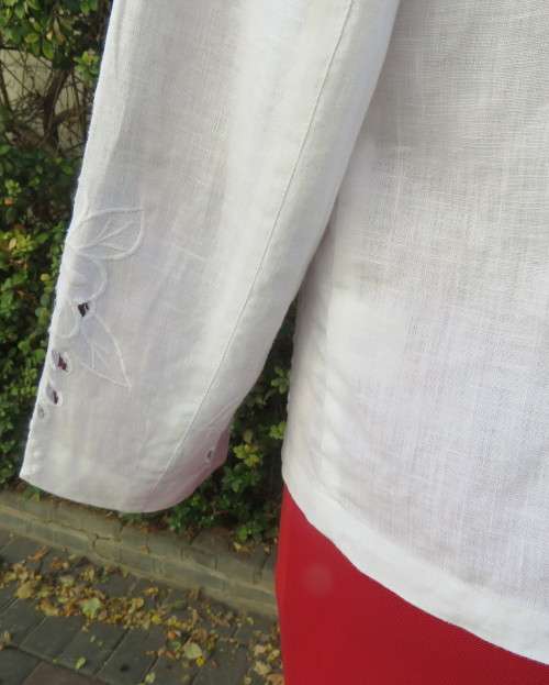 Dream long sleeve white 100% linen jacket richly embroidered by QUEENSPARK size 40/16.New condition.