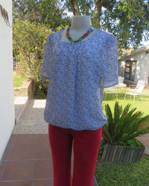Dainty sheer polyester white with navy zig zag pattern blouson fully lined top size 32/8 by MILADY`S