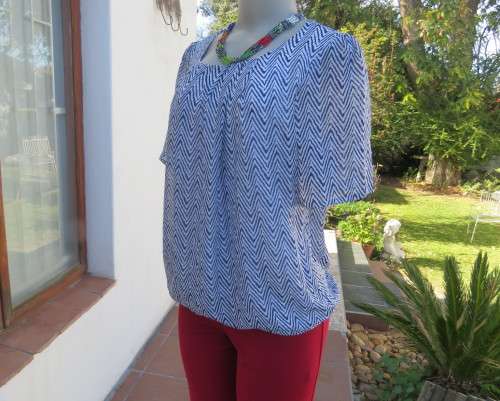 Dainty sheer polyester white with navy zig zag pattern blouson fully lined top size 32/8 by MILADY`S