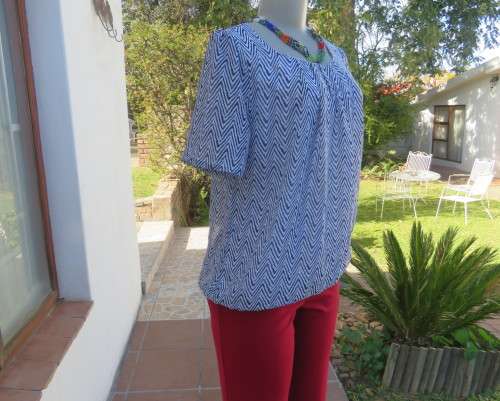Dainty sheer polyester white with navy zig zag pattern blouson fully lined top size 32/8 by MILADY`S
