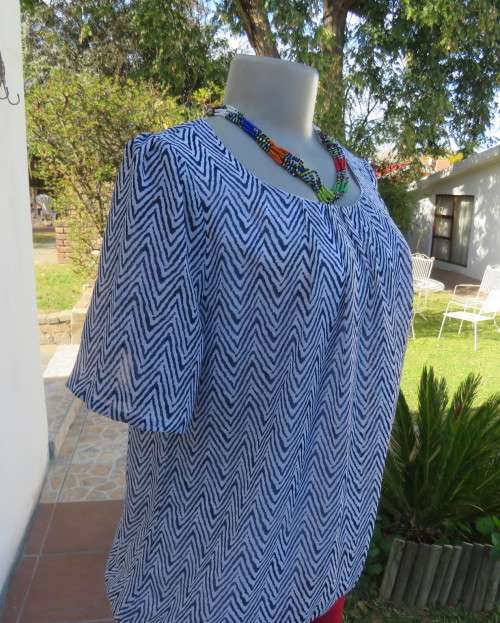 Dainty sheer polyester white with navy zig zag pattern blouson fully lined top size 32/8 by MILADY`S