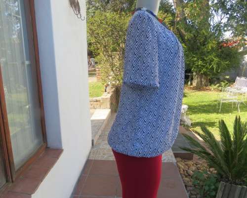 Dainty sheer polyester white with navy zig zag pattern blouson fully lined top size 32/8 by MILADY`S