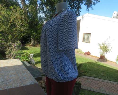 Dainty sheer polyester white with navy zig zag pattern blouson fully lined top size 32/8 by MILADY`S
