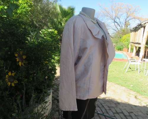 Smart long sleeve evening jacket in creased satin with wide unique collar.1fastener.Size 46/22.