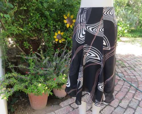 Sassy black paneled sheer polyester skirt with cream/wheat geometric patterns.Size 32/8.Bandless.