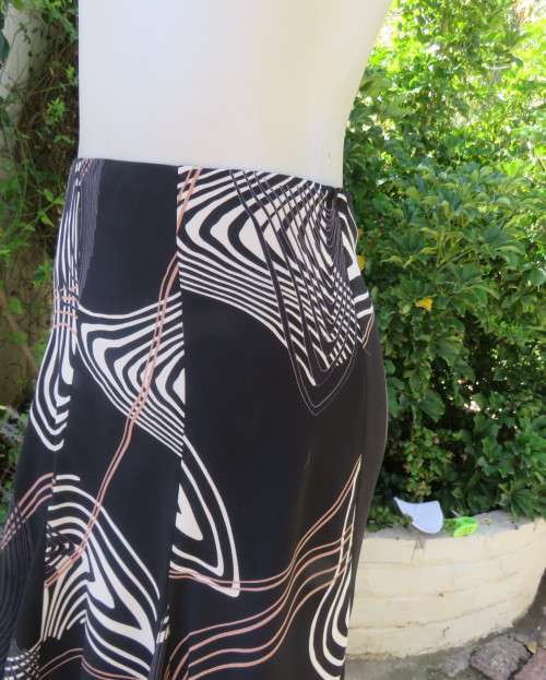 Sassy black paneled sheer polyester skirt with cream/wheat geometric patterns.Size 32/8.Bandless.