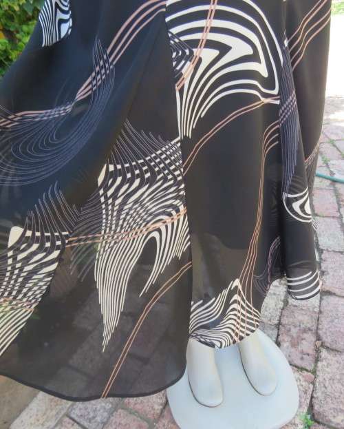 Sassy black paneled sheer polyester skirt with cream/wheat geometric patterns.Size 32/8.Bandless.