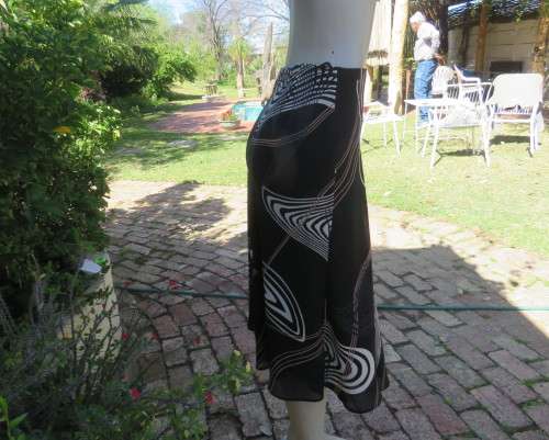 Sassy black paneled sheer polyester skirt with cream/wheat geometric patterns.Size 32/8.Bandless.