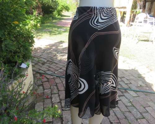 Sassy black paneled sheer polyester skirt with cream/wheat geometric patterns.Size 32/8.Bandless.