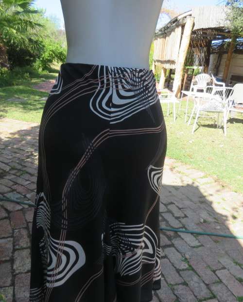 Sassy black paneled sheer polyester skirt with cream/wheat geometric patterns.Size 32/8.Bandless.
