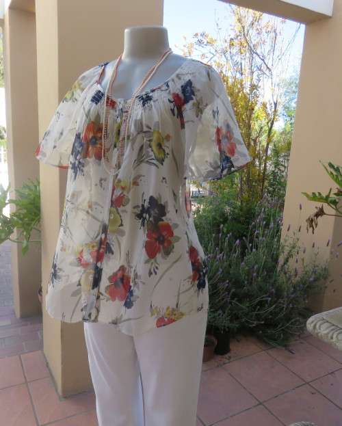 Dashing white floral peasant style top with wide elasticated neck.Bell sleeves.Size 38/14.As new