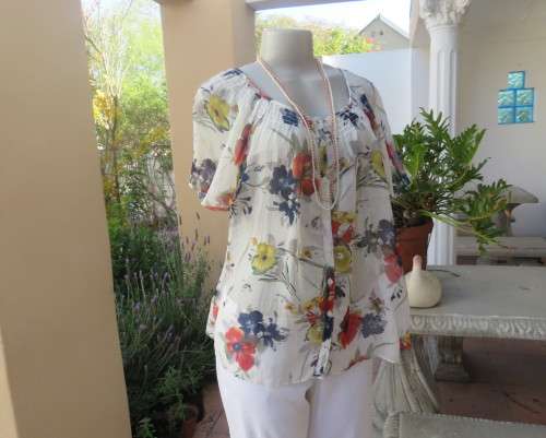 Dashing white floral peasant style top with wide elasticated neck.Bell sleeves.Size 38/14.As new