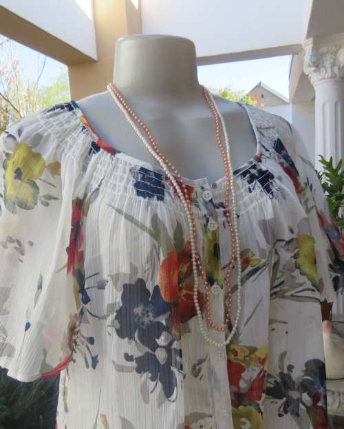 Dashing white floral peasant style top with wide elasticated neck.Bell sleeves.Size 38/14.As new