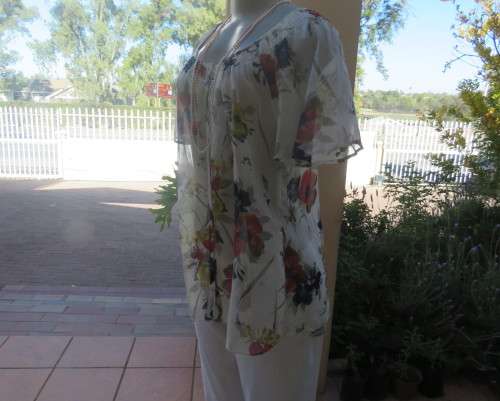 Dashing white floral peasant style top with wide elasticated neck.Bell sleeves.Size 38/14.As new