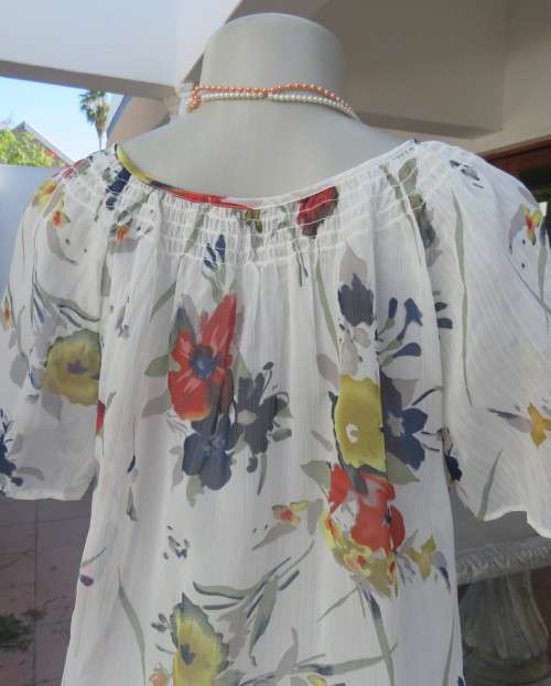 Dashing white floral peasant style top with wide elasticated neck.Bell sleeves.Size 38/14.As new