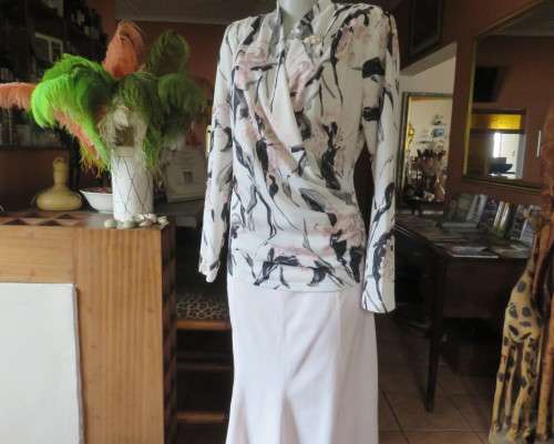 Amazing cross over high neck white/pink/grey floral long sleeve top.Size 42/18 By MILADY`S. As new.
