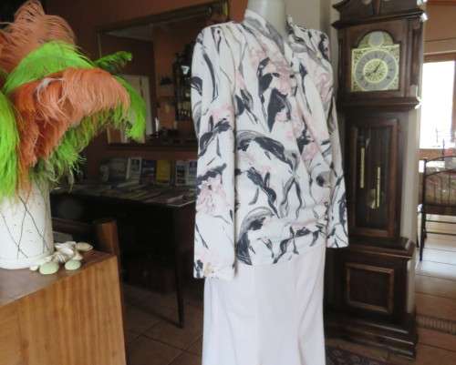 Amazing cross over high neck white/pink/grey floral long sleeve top.Size 42/18 By MILADY`S. As new.