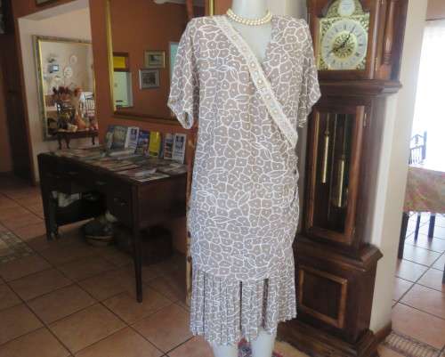 Fabulous 80`s vintage dress in ecru/white.Dropped waist with pleated bottom.By LARGELY FEMININE.46.