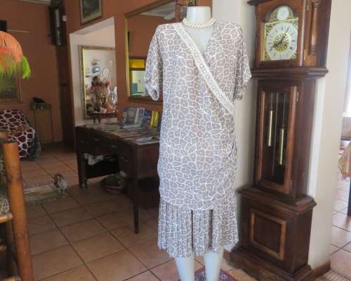 Fabulous 80`s vintage dress in ecru/white.Dropped waist with pleated bottom.By LARGELY FEMININE.46.