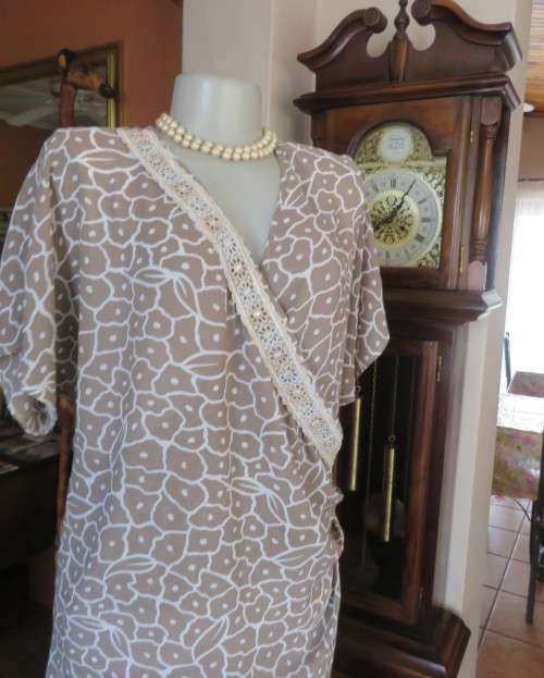 Fabulous 80`s vintage dress in ecru/white.Dropped waist with pleated bottom.By LARGELY FEMININE.46.