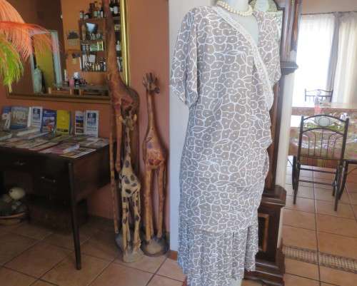 Fabulous 80`s vintage dress in ecru/white.Dropped waist with pleated bottom.By LARGELY FEMININE.46.