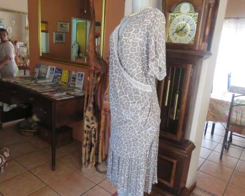 Fabulous 80`s vintage dress in ecru/white.Dropped waist with pleated bottom.By LARGELY FEMININE.46.