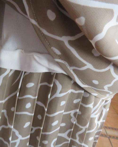 Fabulous 80`s vintage dress in ecru/white.Dropped waist with pleated bottom.By LARGELY FEMININE.46.