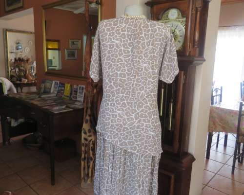 Fabulous 80`s vintage dress in ecru/white.Dropped waist with pleated bottom.By LARGELY FEMININE.46.