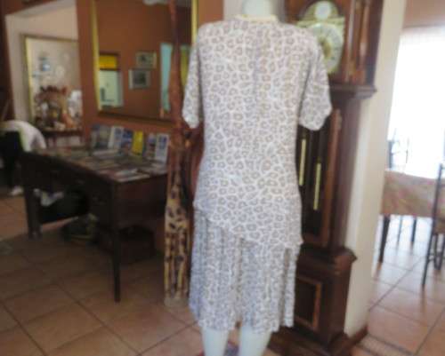 Fabulous 80`s vintage dress in ecru/white.Dropped waist with pleated bottom.By LARGELY FEMININE.46.
