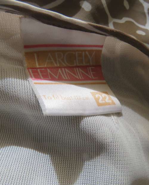 Fabulous 80`s vintage dress in ecru/white.Dropped waist with pleated bottom.By LARGELY FEMININE.46.