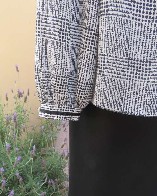 Make a statement in this black/white check long sleeve button down boutique made size 44/20 blouse.