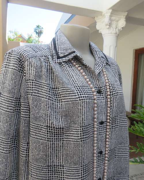 Make a statement in this black/white check long sleeve button down boutique made size 44/20 blouse.