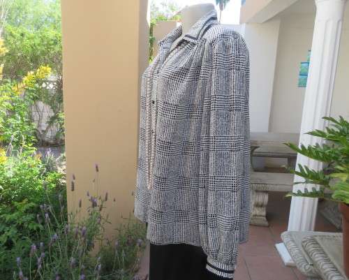 Make a statement in this black/white check long sleeve button down boutique made size 44/20 blouse.
