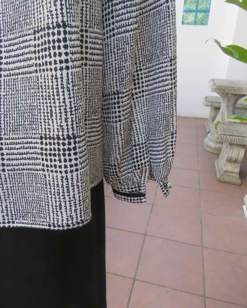 Make a statement in this black/white check long sleeve button down boutique made size 44/20 blouse.
