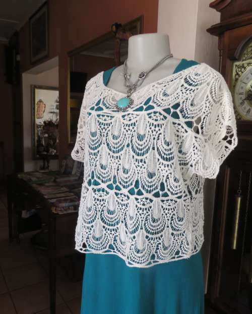 Cropped cream cotton lace cropped top.Tiny cut-on sleeves.Scooped neckline.Size 36 to 38