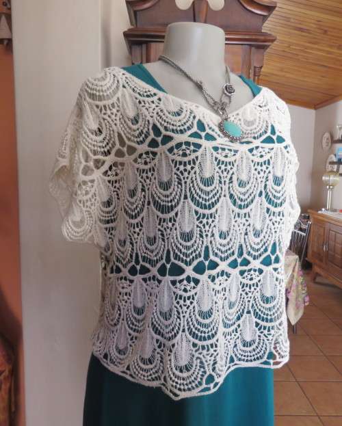 Cropped cream cotton lace cropped top.Tiny cut-on sleeves.Scooped neckline.Size 36 to 38
