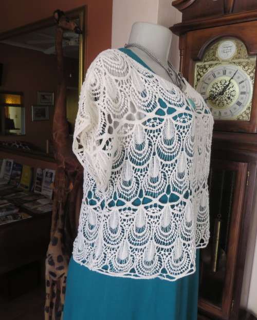 Cropped cream cotton lace cropped top.Tiny cut-on sleeves.Scooped neckline.Size 36 to 38