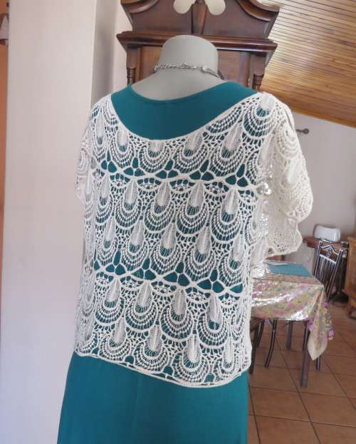 Cropped cream cotton lace cropped top.Tiny cut-on sleeves.Scooped neckline.Size 36 to 38
