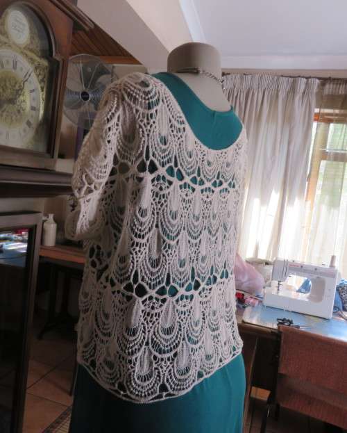Cropped cream cotton lace cropped top.Tiny cut-on sleeves.Scooped neckline.Size 36 to 38