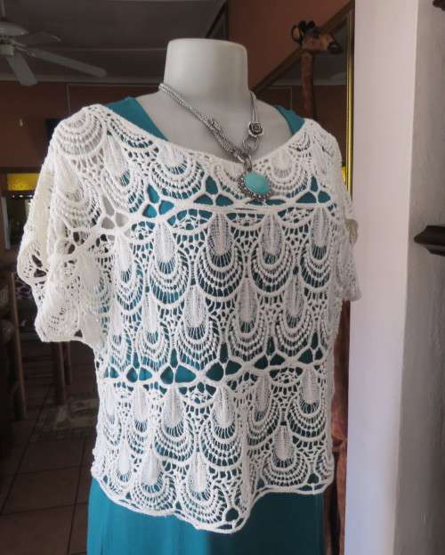 Cropped cream cotton lace cropped top.Tiny cut-on sleeves.Scooped neckline.Size 36 to 38