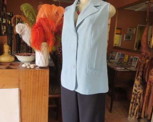 Cornflower blue sleeveless top/jacket from the 80`s by TOPICS size 40/16.Dummy pockets.3 Buttons