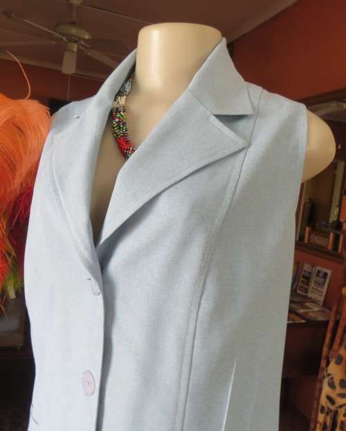 Cornflower blue sleeveless top/jacket from the 80`s by TOPICS size 40/16.Dummy pockets.3 Buttons