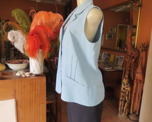 Cornflower blue sleeveless top/jacket from the 80`s by TOPICS size 40/16.Dummy pockets.3 Buttons