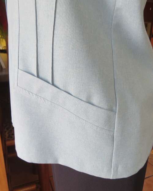 Cornflower blue sleeveless top/jacket from the 80`s by TOPICS size 40/16.Dummy pockets.3 Buttons