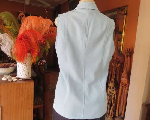 Cornflower blue sleeveless top/jacket from the 80`s by TOPICS size 40/16.Dummy pockets.3 Buttons